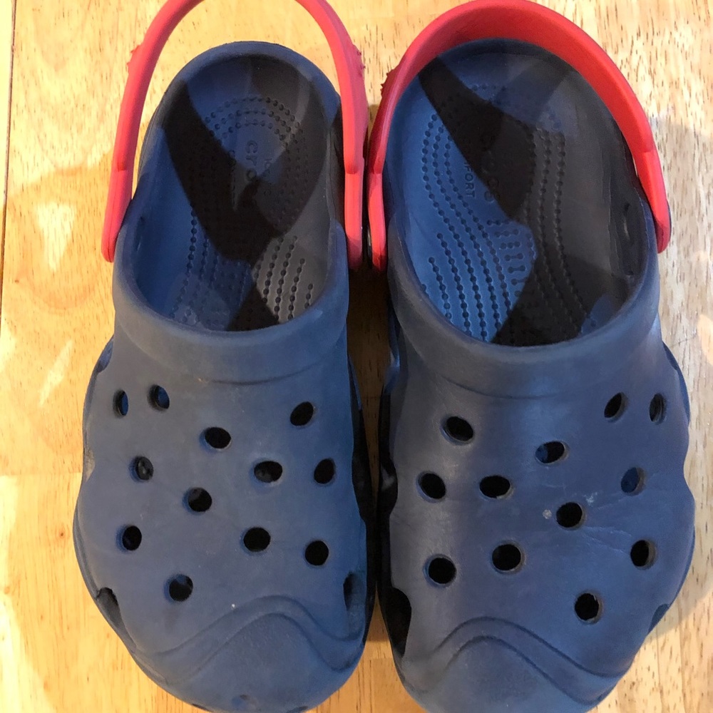 Crocs classic navy with red strap kids size 13